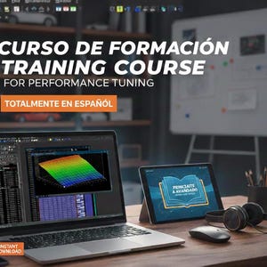 Könnte beinhalten: Ein Laptop, ein Tablet und ein Smartphone liegen auf einem Holztisch. Der Laptop zeigt Software zur Leistungsoptimierung mit dem Text "CURSO DE FORMACIÓN TRAINING COURSE FOR PERFORMANCE TUNING TOTALMENTE EN ESPAÑOL". Ein Headset, eine Maus und Bleistifte befinden sich ebenfalls auf dem Tisch.