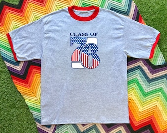 Vintage 90s Unisex Gray Red Class of 76 White Blue Flag Ringer Crewneck Heat Transfer USA Graphic Novelty Cotton Short Sleeve T-Shirt L XL