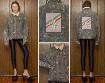 Vintage 80s Gray Levis Acid Wash Sherpa Lined Needlepoint Embroidered Pastel Rainbow Unicorn Back Patch Denim Jean Jacket Button Up Coat XL