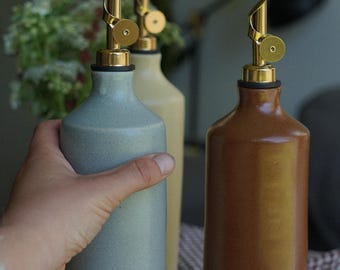 Dispensador de aceite de oliva de cerámica hecho a mano / Aceitera de gres con pico dorado para una decoración de cocina rústica y elegante.