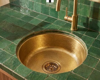 Fregadero de latón martillado sin lacar con colador: Lavabo redondo bajo encimera, fregadero de cocina y bar hecho a mano.