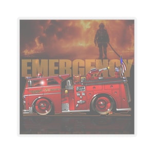 Puede incluir: Una pegatina con un camión de bomberos rojo con la palabra "EMERGENCY" en dorado. El camión de bomberos tiene las palabras "LOS ANGELES COUNTY 51 FIRE DEPT" en el lateral. Una bandera americana está en la parte trasera y un bombero está en el fondo.