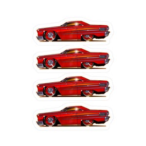 Op de afbeelding: Vier stickers met een gestileerde illustratie van een klassieke rode auto met aangepaste wielen. De auto heeft een laag profiel en een levendige rode lak met oranje en gele accenten. Het ontwerp doet denken aan de vintage hotrod-cultuur.