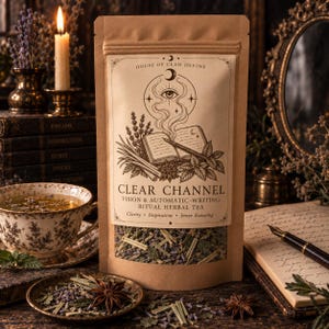 Peut inclure: Un sachet en papier brun de tisane rituelle Clear Channel Vision & Automatic-Writing. L'étiquette présente un dessin au trait noir d'un œil, d'un livre et d'une plume. Le bas du sachet comporte une fenêtre transparente montrant des herbes séchées.