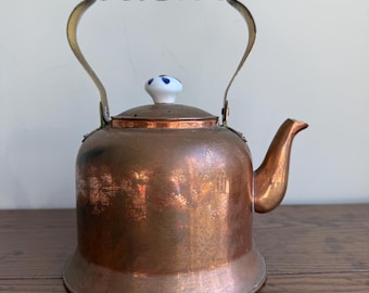 Tetera de cobre vintage con asa de porcelana / Decoración rústica de cocina de granja / Tetera de estufa de estilo antiguo