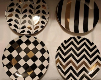 Juego de 4 platos de postre de diseño de Macy's, nuevos en caja, de 15 cm (6 pulgadas), con detalles geométricos en oro de 14 quilates, blanco y negro. Estilo moderno MCM Art Deco. Regalo ideal.