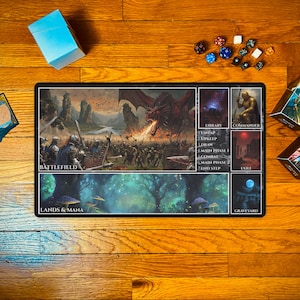 Peut inclure: Un tapis de jeu rectangulaire noir avec des illustrations fantastiques, représentant un dragon rouge crachant du feu, des soldats et des scènes de forêt. Le tapis comporte des zones étiquetées pour le jeu, dont "Battlefield" et "Lands & Mana".