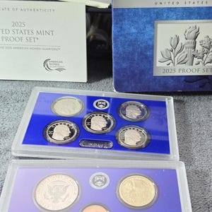 Może przedstawiać: Zestaw monet 2025 United States Mint Proof Set zawierający certyfikat autentyczności, niebieskie pudełko prezentacyjne oraz dwa przezroczyste plastikowe etui z różnymi monetami, w tym pięcioma ćwierćdolarówkami z portretami i półdolarówką z orłem.