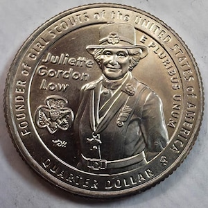 Peut inclure: Une pièce de monnaie américaine d'un quart de dollar argentée représentant le portrait de Juliette Gordon Low en uniforme et chapeau. Le texte indique Founder of Girl Scouts of the United States of America, E Pluribus Unum, Juliette Gordon Low et Quarter Dollar.