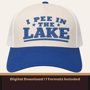 Puede incluir: Una gorra de camionero color crema y azul con paneles laterales de malla blanca y visera azul. El panel frontal muestra un texto bordado en azul que dice I PEE IN THE LAKE con dos pequeñas estrellas flanqueando la palabra THE y una línea.