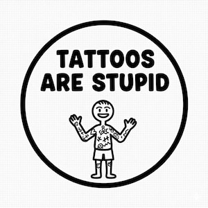 Puede incluir: Ilustración de dibujos animados en blanco y negro dentro de un círculo negro. El texto "TATTOOS ARE STUPID" está encima de un muñeco con tatuajes en brazos, pecho y piernas. La figura lleva pantalones cortos y tiene los brazos levantados.