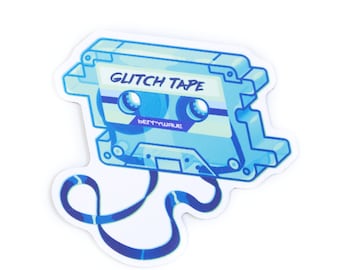 Könnte beinhalten: Ein blauer und weißer Kassettenband-Aufkleber mit dem Text "GLITCH TAPE" und "BENNYWAVE" darauf. Der Aufkleber hat eine blaue und weiße Schlaufe daran.