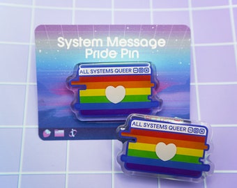 Könnte beinhalten: Zwei Regenbogen-Stolz-Pins mit einem weißen Herzen in der Mitte. Die Pins sind in Form eines Computerfensters mit dem Text "ALL SYSTEMS QUEER" oben.