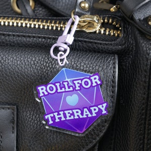 Roll for Therapy D20 Keychain: Funny D&D Acrylic Charm Bild 4