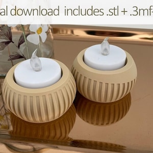 Könnte beinhalten: Zwei beige, runde, gerippte Kerzenhalter, die jeweils ein weißes LED-Teelicht enthalten. Der Text oben lautet: Digital download includes .stl + .3mf-file. Diese Halter haben eine texturierte Außenseite mit vertikalen Streifen und eine Öffnung.