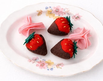 Fresas cubiertas de chocolate hechas a mano con fieltro / Postre para juego de imitación / Comida de juguete inspirada en Montessori / Dulce de panadería de fieltro / Juguete de cocina