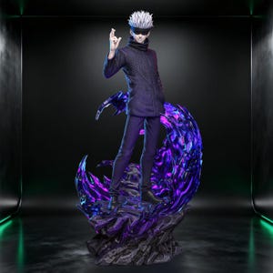 以下が含まれることがあります： 暗い紫色の衣装を着たキャラクターの精巧なフィギュア。白い髪と眼帯をしています。フィギュアは、渦巻く紫色のエネルギー効果のある岩の台座の上に立っています。背景は暗く、微妙なグラデーションがあります。