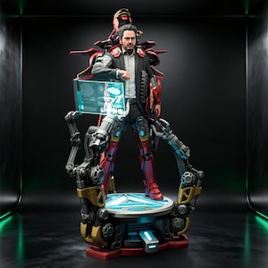 Op de afbeelding: Een gedetailleerd verzamelbeeldje van een man in een pak geïntegreerd met rood en goud mechanisch pantser. Het figuur staat op een ronde basis met blauwe lichtaccenten, omringd door robotarmen en een oplichtend holografisch scherm.