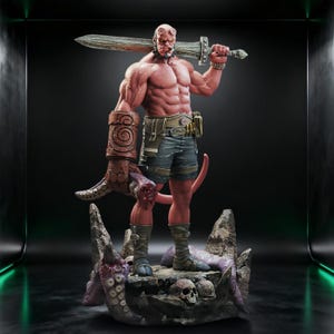 Puede incluir: Estatua de Hellboy de piel roja con una gran espada sobre el hombro. La figura es musculosa y se encuentra sobre una base rocosa con tentáculos y calaveras. Viste pantalones cortos, botas y un cinturón con funda.