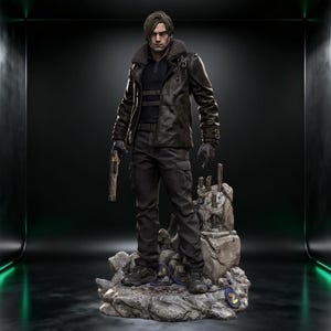 Könnte beinhalten: Detaillierte Statue einer Figur in einer schwarzen Lederjacke mit Pelzkragen, schwarzer Hose und Handschuhen, die eine Waffe hält. Die Figur steht auf einem felsigen Sockel mit ein paar kleinen Objekten. Der Hintergrund ist dunkel mit grünem Licht.