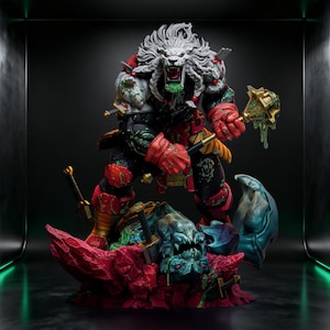 Puede incluir: Figura detallada de un guerrero con cabeza de león, vestido con armadura roja y negra, empuñando una maza dorada. La figura se alza sobre una base con un enemigo derrotado, mostrando detalles intrincados y una pose dinámica. La paleta de colores incluye rojo, dorado, verde y negro.
