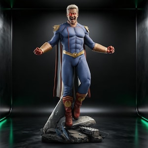 Pode incluir: Estátua detalhada de um super-herói em um traje azul com detalhes dourados, uma capa e botas vermelhas. A figura está em pose com os braços estendidos, em pé sobre uma base rochosa. Os olhos brilham em vermelho e a figura tem uma expressão confiante.