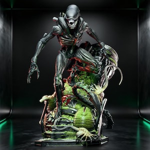Puede incluir: Estatua detallada de una criatura Alien, con un exoesqueleto metálico oscuro y dientes afilados. La figura está posada sobre una base biomecánica con acentos verdes y rojos, mostrando un diseño amenazante y detallado.