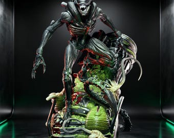 Puede incluir: Estatua detallada de una criatura Alien, con un exoesqueleto metálico oscuro y dientes afilados. La figura está posada sobre una base biomecánica con acentos verdes y rojos, mostrando un diseño amenazante y detallado.