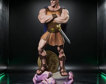 Puede incluir: Una detallada figura de Hércules, el personaje de Disney, en una pose heroica. La figura es musculosa, con un atuendo marrón y dorado, una espada y una capa azul. Se alza sobre una base decorativa con un escudo.