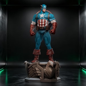Puede incluir: Figura detallada de Capitán América en una pose clásica, vistiendo un traje azul y blanco con un emblema de estrella. La figura se alza sobre una base decorativa con motivos de águila, mostrando una presencia dinámica y heroica.