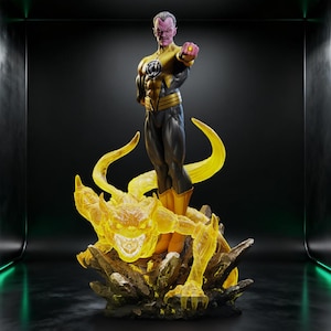 Op de afbeelding: Gedetailleerd beeld van een superheld in een geel en zwart kostuum, staand op een gloeiend geel wezen. De figuur poseert met een vuist omhoog en de basis heeft grillige rotsformaties.