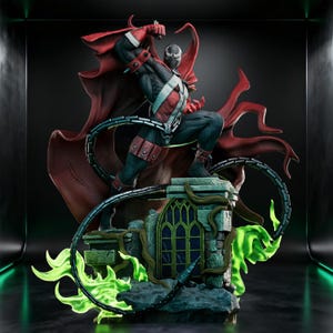 Può includere: Statua dettagliata del personaggio dei fumetti Spawn, in posa dinamica su una struttura in pietra. La figura è vestita con un abito nero e rosso con un mantello rosso fluente. Effetti di energia verde e una catena aggiungono alla composizione drammatica.