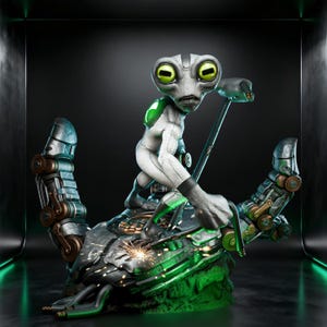 Könnte beinhalten: Detaillierte Skulptur einer grauen Alienfigur in einem weißen und grünen Overall, die an einer mechanischen Struktur schweißt. Der Außerirdische hat große grüne Augen und hält ein Schweißwerkzeug. Die Basis ist eine Mischung aus Metall und grün leuchtenden Elementen.