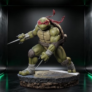 Könnte beinhalten: Detaillierte Statue von Raphael aus Teenage Mutant Ninja Turtles. Die Figur ist grün mit einer roten Maske und hält zwei Sai. Die Statue steht auf einem Abwasserkanal-Sockel und zeigt komplizierte Details und Muskeldefinition.