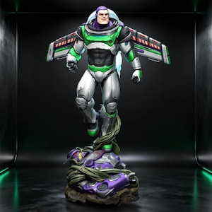 Puede incluir: Una detallada figura de acción de Buzz Lightyear en una pose dinámica, con un traje espacial verde, blanco y morado con alas articuladas. La figura se encuentra sobre una base detallada con un diseño futurista, mostrando detalles intrincados y colores vibrantes.