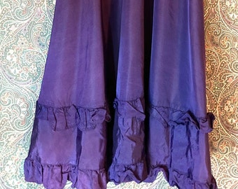 Romantic violet Boho Renaissance peasant skirt with ruffles, Rare vintage 1980s iridescent taffeta Gunne Sax skirt Size 5 Junior