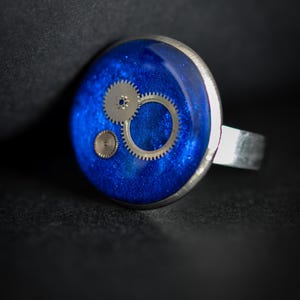 Blauwe ring met horlogeonderdelen, mechanische tandwielen, steampunk-statementsieraden