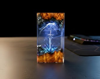 Frostmourne Sword Harzlampe, glühendes Gefrorenes Schwert Nachtlicht, 3D Fantasy Diorama, einzigartiges Gamer Geschenk für Männer, handgefertigtes Videospieldekor