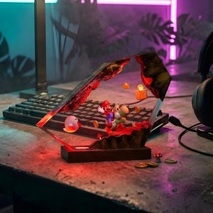 K&ouml;nnte beinhalten: Dekorative Lampe mit einer Super Mario Bros. Szene mit Mario und Yoshi. Die Lampe hat einen roten und braunen Sockel mit einer klaren, abgewinkelten Oberseite. Die Szene umfasst M&uuml;nzen, Sterne und einen Geist. Die Lampe ist rot beleuchtet.