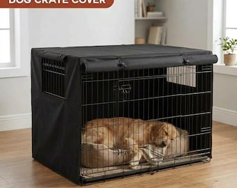 Könnte beinhalten: Eine schwarze Hundekäfigabdeckung über einem rechteckigen Drahtkäfig. Die Abdeckung hat aufrollbare Seitenteile und den Text DOG CRATE COVER in Weiß auf braunem Grund. Ein goldfarbener Hund schläft auf einem beigen Kissen im Inneren.