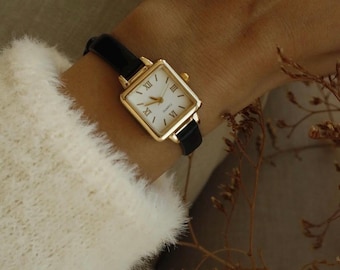 Vintage Leather Strap Women’s Watch | Classic & Minimal Design