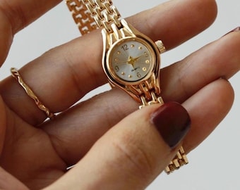 Minimal Stainless Steel Women’s Watch – Elegant Simple Design