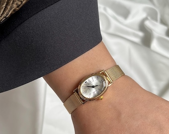 Vintage Women’s Watch – Roman Numeral Dial, Steel Mesh Strap