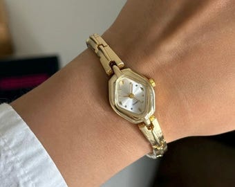 Minimal Vintage Stainless Steel Women’s Watch, Classic Elegant Wristwatch, Gift for Her