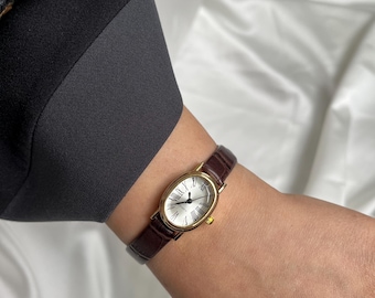 Elegant Vintage Leather Watch for Women with Roman Numerals