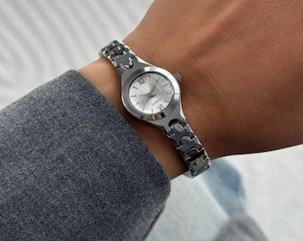 Minimal Vintage Silver Stainless Steel Women’s Watch – Elegant Classic Ladies Wristwatch