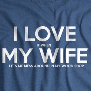 Woodworking Gifts for Men Father's Day Gift I LOVE it when MY Wife ® Wood Shop T-shirt Wood Working Woodworker Gift immagine 1