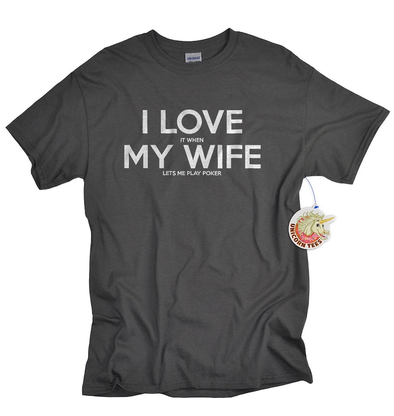 Peut inclure: T-shirt gris fonc&eacute; avec un texte blanc qui dit "J'aime quand ma femme me laisse jouer au poker".