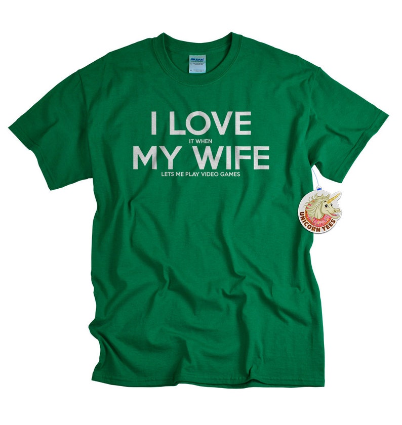 Puede incluir: Camiseta verde con texto blanco que dice "Me encanta cuando mi esposa me deja jugar videojuegos".