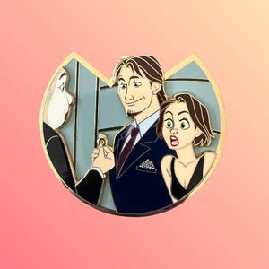 Peut inclure: Épingle en émail avec une bordure dorée, représentant des personnages d'un film. L'épingle représente trois personnages dans une scène. Un personnage tient une version miniature d'un autre personnage. Le fond est bleu clair.